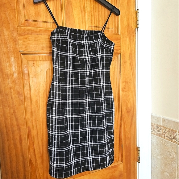 NWOT Women's Black & White Plaid Bodycon Mini Dress With Spaghetti Strap, Size M - Picture 3 of 11